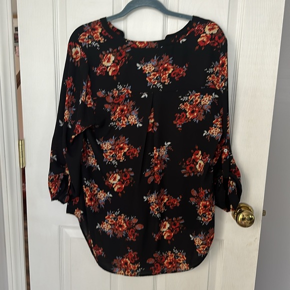 Daniel Rainn Size Large flowered blouse. open v neck with buttons at sleeves - Picture 6 of 9